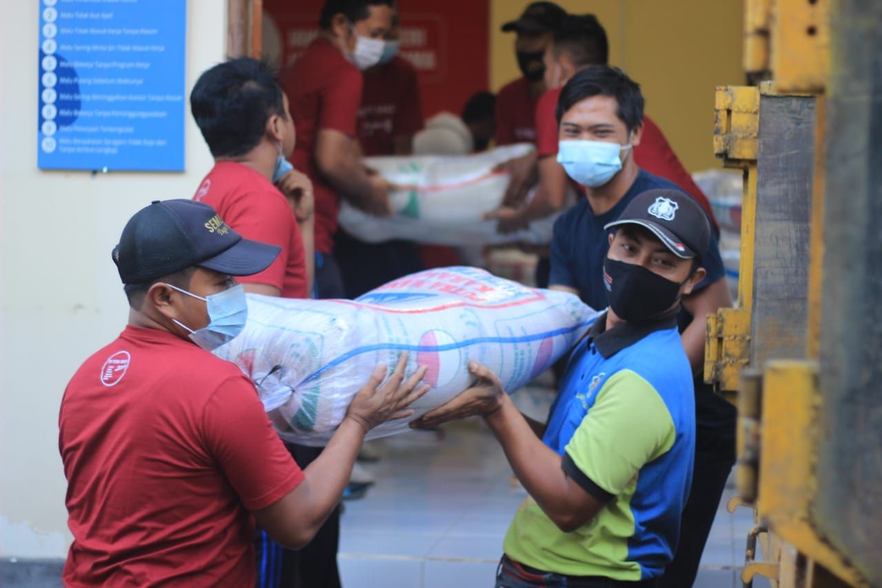 podiumnews.com-Dinsos Buleleng Distribusikan Tiga Ribu Paket Beras PPKM